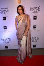 Kareena Kapoor at Manish malhotra lakme red carpet on 29th March 2016 (69)_56fbc03e80cf4.JPG