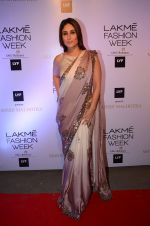 Kareena Kapoor at Manish malhotra lakme red carpet on 29th March 2016 (70)_56fbc04033f3a.JPG