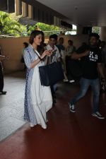 Kareena Kapoor snapped at airport on 29th March 2016 (11)_56fbaf2cc0cd8.JPG