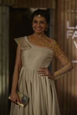 Achala Sachdev at Anand Kabra_s show for LFW 2016 on 30th March 2016 (15)_56fccf08de98a.JPG