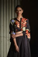 Aditi Rao Hydari at Anand Kabra_s show for LFW 2016 on 30th March 2016 (99)_56fccf4e237c2.JPG