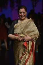 Poonam Sinha at Anita Dongre Show at LIFW 2016 Day 3 on 1st April 2016 (327)_56ffb50210e2d.JPG