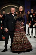 Kareena Kapoor at the grand finale for Rohit Bal Show at Lakme Fashion Week on 3rd April 2016 (195)_57024e02ea53a.JPG