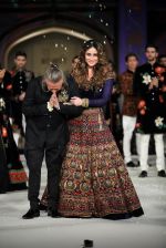 Kareena Kapoor at the grand finale for Rohit Bal Show at Lakme Fashion Week on 3rd April 2016 (211)_57024e25a7352.JPG
