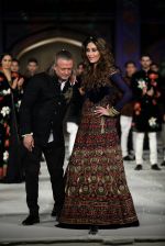 Kareena Kapoor at the grand finale for Rohit Bal Show at Lakme Fashion Week on 3rd April 2016 (217)_57024e2e57041.JPG