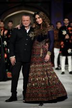 Kareena Kapoor at the grand finale for Rohit Bal Show at Lakme Fashion Week on 3rd April 2016 (218)_57024e2f77ca8.JPG