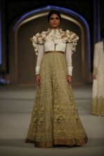 Model at the grand finale for Rohit Bal Show at Lakme Fashion Week on 3rd April 2016 (183)_57024adfcca40.JPG