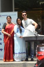 Arpita Khan leaves hospital with baby on 5th April 2016 (6)_5704ed9d9cabf.JPG