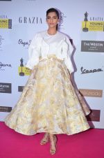 Sonam Kapoor at Grazia Young Fashion Awards 2016 Red Carpet on 7th April 2016 (185)_5708e5b648b84.JPG