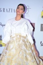 Sonam Kapoor at Grazia Young Fashion Awards 2016 Red Carpet on 7th April 2016 (186)_5708e5b75d2ea.JPG