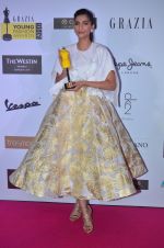 Sonam Kapoor at Grazia Young Fashion Awards 2016 Red Carpet on 7th April 2016 (62)_5708e5a8af87e.JPG