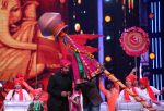 Shahrukh Khan at Marathi event Chala Hawa Yeu Dya on 9th April 2016 (3)_570a25a234066.jpg