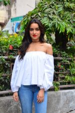 Shraddha Kapoor snapped on 19th April 2016 (38)_5717097a7128a.JPG