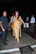 Sonam Kapoor snapped at airport on 7th May 2016 (14)_572f3a4868c5c.JPG