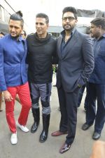 Akshay Kumar, Riteish Deshmukh, Abhishek Bachchan at Housefull 3 on the sets of The Kapil Sharma show on 9th May 2016 (121)_57320f3302787.JPG