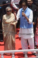 Amitabh Bachchan and Jaya Bachchan in Kolkatta for Kalyan jewellers on 9th May 2016 (1)_57320c9098390.jpg