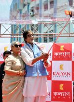 Amitabh Bachchan and Jaya Bachchan in Kolkatta for Kalyan jewellers on 9th May 2016 (13)_57320ce2504ed.jpg