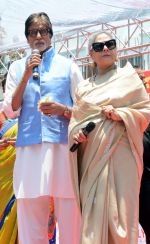 Amitabh Bachchan and Jaya Bachchan in Kolkatta for Kalyan jewellers on 9th May 2016 (15)_57320ce33f600.jpg
