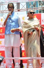 Amitabh Bachchan and Jaya Bachchan in Kolkatta for Kalyan jewellers on 9th May 2016 (16)_57320c948a863.jpg