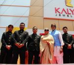Amitabh Bachchan and Jaya Bachchan in Kolkatta for Kalyan jewellers on 9th May 2016 (2)_57320cdf11666.jpg