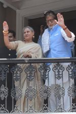 Amitabh Bachchan and Jaya Bachchan in Kolkatta for Kalyan jewellers on 9th May 2016 (9)_57320ce1629d5.jpg