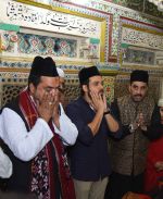 emraan hashmi at nizamuddin dargah on 9th May 2016 (14)_57321172baccd.jpg