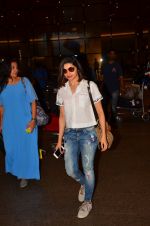 Prachi Desai snapped at airport in Mumbai on 10th May 2016 (28)_5732e092d3a6a.JPG