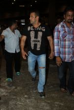Salman Khan snapped at airport on 11th May 2016 on 11th May 2016 (27)_573428fdef06f.JPG