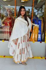 Athiya Shetty and Suneil Shetty at abitare art gallery in juhu for exhibition on 12th May 2016 (4)_5735890614de8.JPG