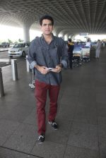 Omung Kumar snapped at airport on 14th May 2016 (18)_57385505df7f2.JPG