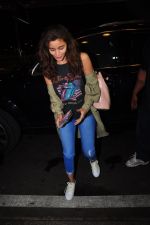 Alia Bhatt snapped leaving for Singapore to shoot for a song sequence in Gauri Shinde_s next on 16th May 2016 (21)_573ac9470d8e8.JPG