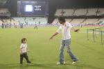 Shahrukh Khan with abram at eden gardens on 17th May 2016 (1)_573c0dfe29956.jpg