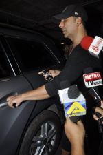 Akshay Kumar arrives from Singapore on 21st May 2016 (1)_57430722857e5.JPG