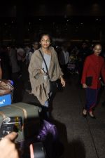 Gauri Shinde arrives from Singapore on 21st May 2016 (32)_574307423c1f9.JPG