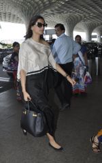 Sonam Kapoor snapped at airport on 24th May 2016 (10)_57470679336d8.JPG