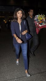 Shilpa Shetty snapped at airport in Mumbai on 28th May 2016  (17)_574a92f4edd77.JPG