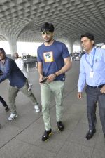 Sidharth Malhotra snapped at airport in Mumbai on 28th May 2016  (2)_574a9302550ef.JPG
