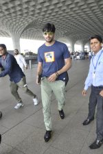 Sidharth Malhotra snapped at airport in Mumbai on 28th May 2016  (3)_574a93034bd34.JPG