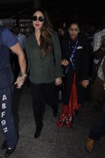 Kareena Kapoor snapped at airport  in Mumbai on 31st May 2016 (28)_574e8810db789.JPG