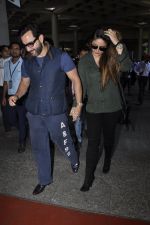 Kareena Kapoor, Saif Ali Khan snapped at airport  in Mumbai on 31st May 2016 (18)_574e886123be6.JPG