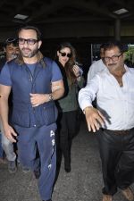 Kareena Kapoor, Saif Ali Khan snapped at airport  in Mumbai on 31st May 2016 (6)_574e8894dcb04.JPG