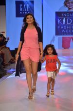 Juhi Parmar on ramp for Kids fashion week on 3rd June 2016 (85)_5752d2fc046b5.JPG