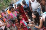 Lauren Gottlieb snapped interacting with street kids on 9th June 2016 (16)_575a82b37e062.JPG