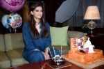 Sonam Kapoor celebrates her bday on 9th June 2016 (2)_575a85d31a008.JPG