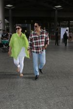 Govinda with wife Sunita Ahuja snapped at Airport on 13th June 2016 (8)_575ee49721d54.JPG