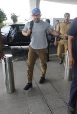 Aamir Khan snapped at airport on 15th June 2016 (10)_576217cfd25ea.JPG