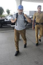 Aamir Khan snapped at airport on 15th June 2016 (11)_576217d0b034b.JPG