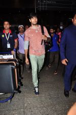 Sidharth Malhotra snapped at airport on 25th June 2016 (13)_576fb0ce6581e.JPG