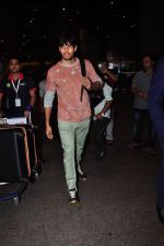Sidharth Malhotra snapped at airport on 25th June 2016 (4)_576fb0c5c8a04.JPG