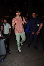 Sidharth Malhotra snapped at airport on 25th June 2016 (7)_576fb0c8e7d64.JPG